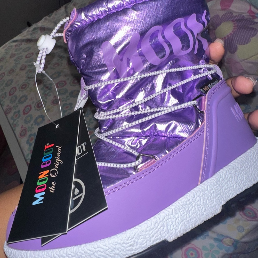 Little girls moon boots for skiing, snow or fashion